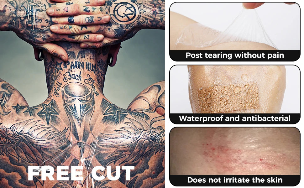 Nahaufnahme einer Hand, die eine klare Folie auf ein Tattoo aufträgt für wasserfeste und antibakterielle Heilung.