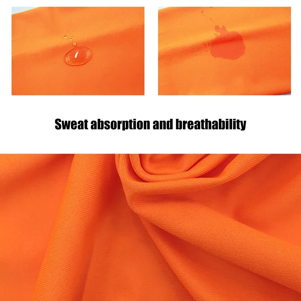 Nahaufnahme von leuchtend orangefarbenem Stoff, der Feuchtigkeitsaufnahme und Atmungsfähigkeit demonstriert.
