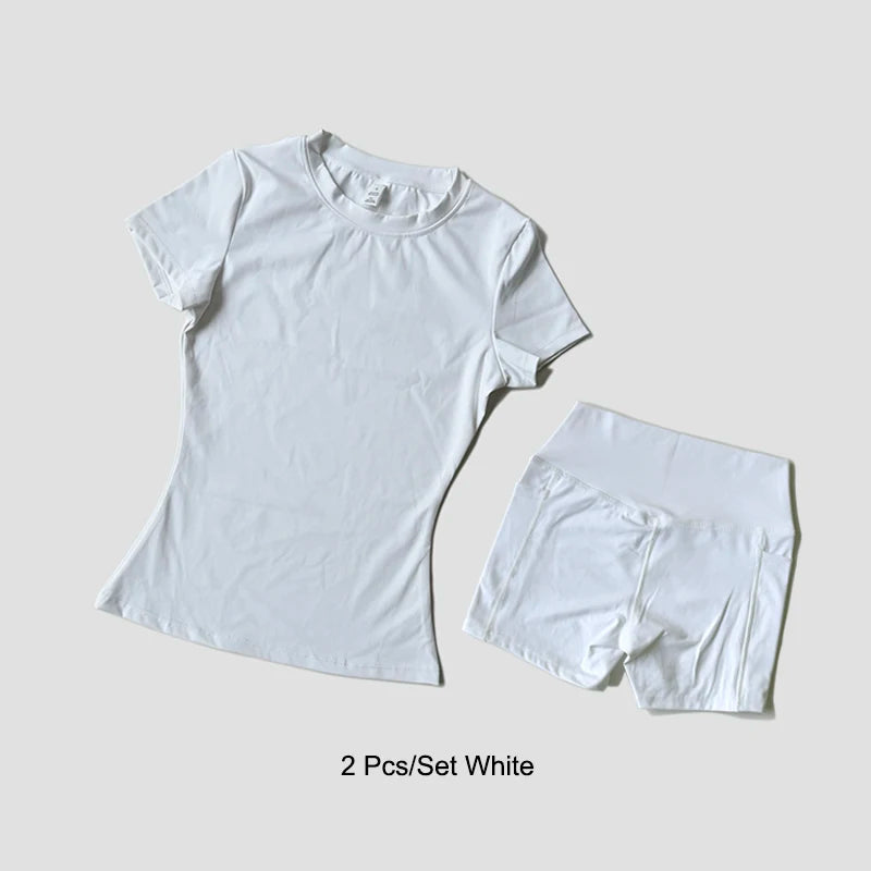 Conjunto de yoga blanco de talle alto para mujeres, con top de manga corta y shorts a juego.