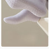 Gros plan sur une paire de chaussettes de yoga et de fitness respirantes de couleur violet clair