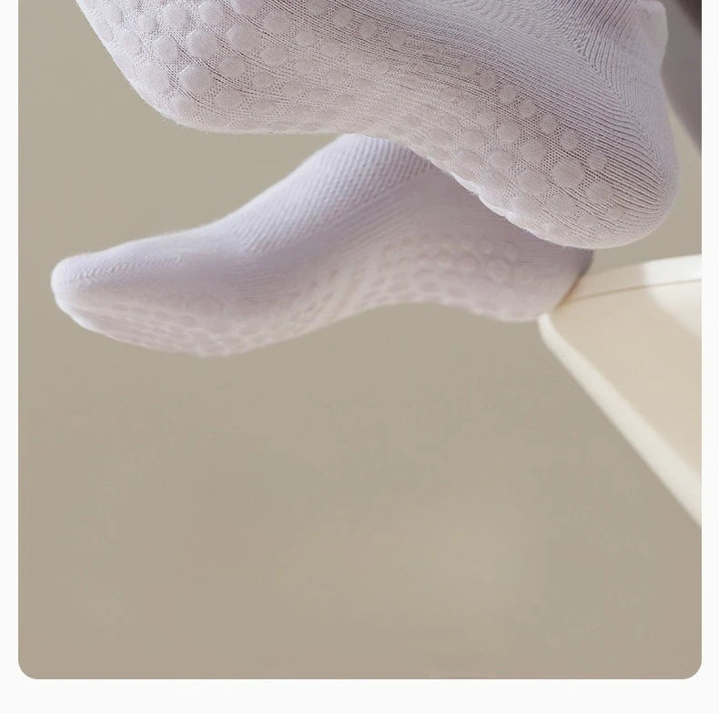 Gros plan sur une paire de chaussettes de yoga et de fitness respirantes de couleur violet clair