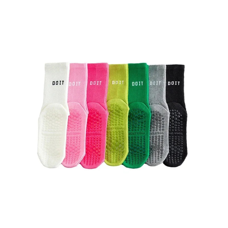 Ein Set von neun atmungsaktiven Knöchelsocken in verschiedenen Farben, darunter Weiß, Pink, Limettengrün und Schwarz.