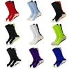Eine Kollektion sportlicher Performance-Socken in verschiedenen Farben, darunter rot, blau, schwarz und neongelb.