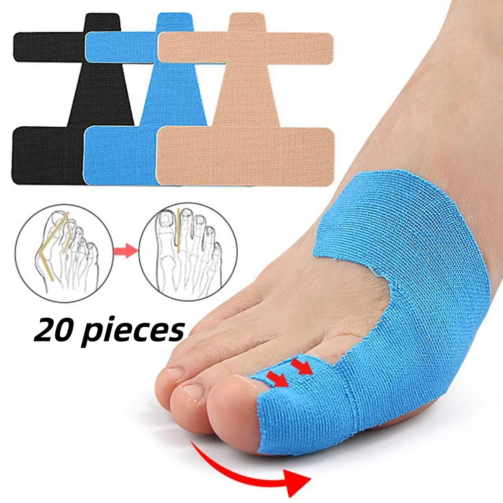 Ein Roll Kinesiotape in blau auf die Sohle eines Fußes aufgetragen für Schmerzlinderung.