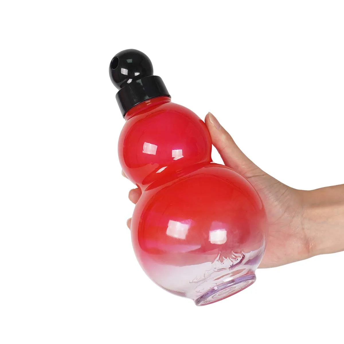 Eine Hand hält eine rote, kürbisförmige Sportflasche mit schwarzem Deckel und Tragegurt.