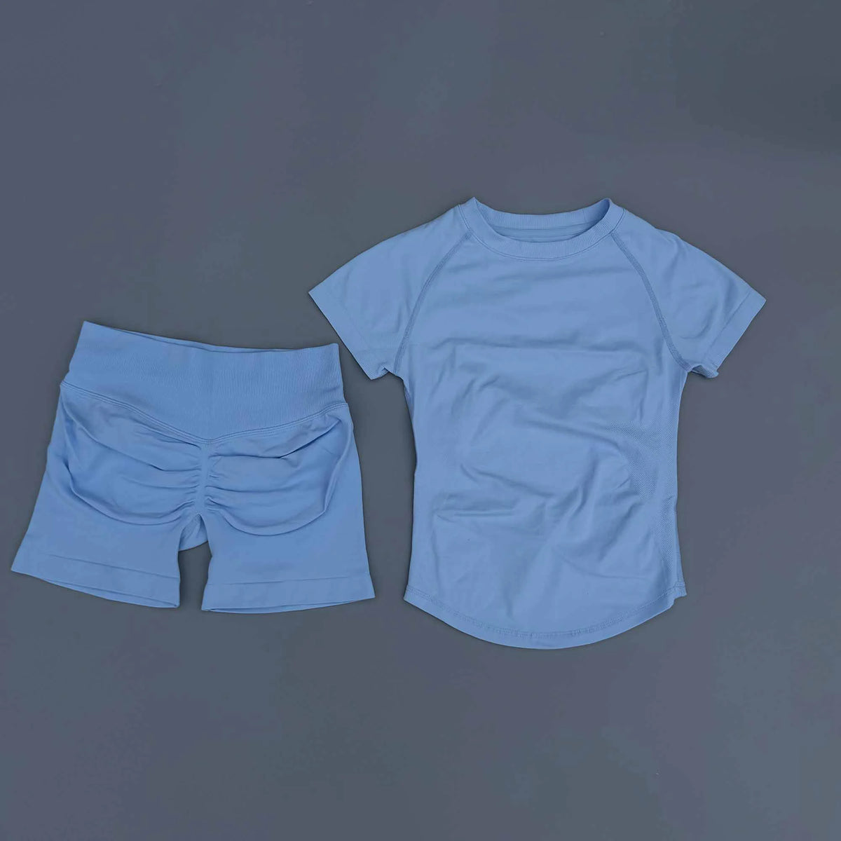 Ensemble de yoga et de fitness bleu clair sans couture pour femmes, composé d'un haut à manches courtes et d'un short de spor