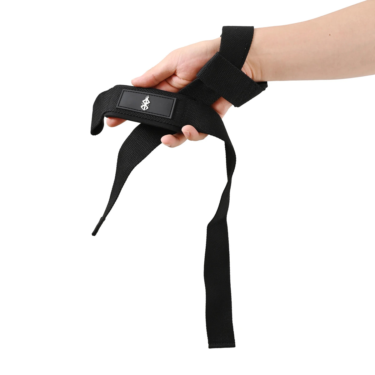 Une main porte un bandage de poignet noir robuste pour l'entraînement de force.