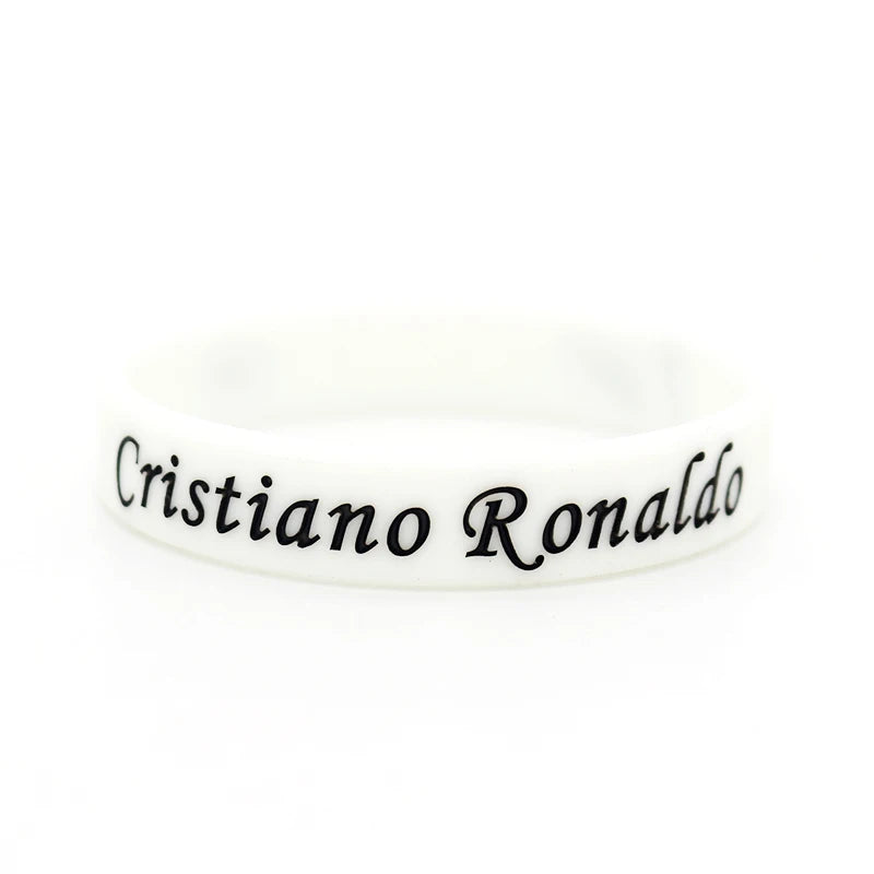 Weißes Silikon-Armband mit dem Namen Cristiano Ronaldo eingraviert.