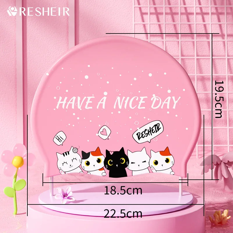 Bonnet de bain en carton rose avec un chat, exposé sur un support sur fond rose
