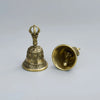 Cloche de bronze à shaker avec sommet orné et cloche évasée, présentée sur fond gris clair.