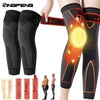 Manchettes élastiques noires antidérapantes pour le genou avec thérapie par chaleur, montrées sur une jambe.