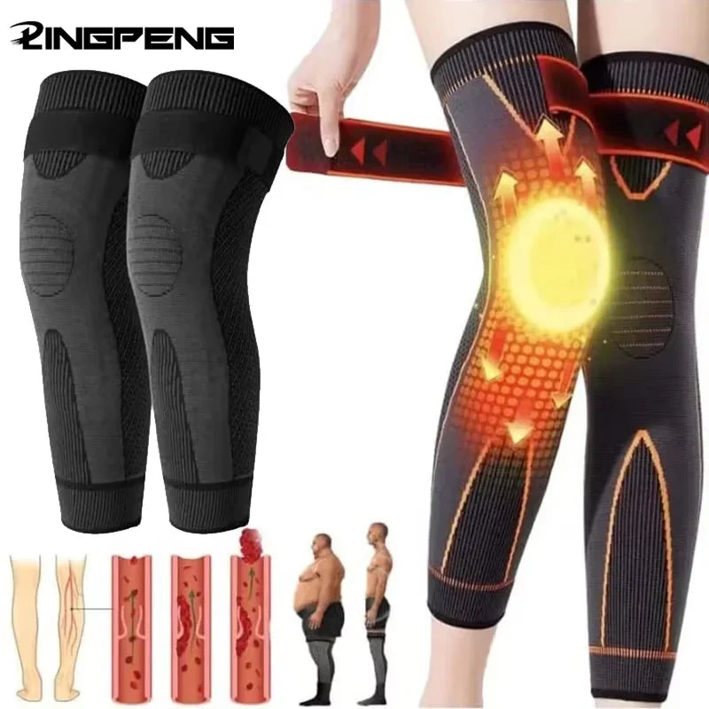 Manchettes élastiques noires antidérapantes pour le genou avec thérapie par chaleur, montrées sur une jambe.