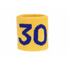 Bracelet de poignet tricoté jaune avec le numéro 30 brodé en fil bleu.