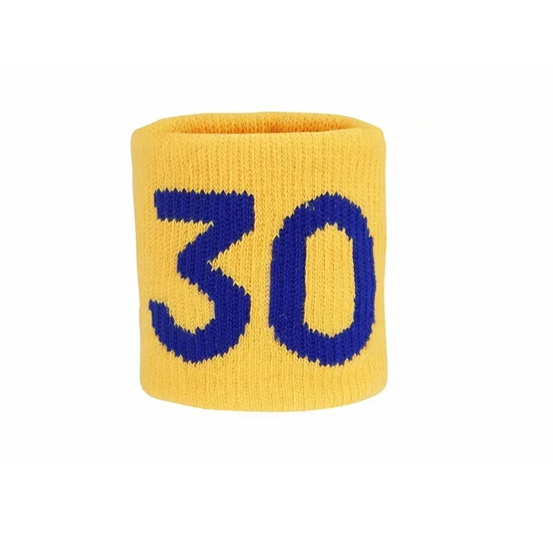 Bracelet de poignet tricoté jaune avec le numéro 30 brodé en fil bleu.