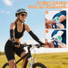 Una mujer haciendo ciclismo al aire libre con ropa deportiva negra y mangas de compresión para los brazos.