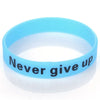Bracelet silicone bleu clair avec le texte 'Never give up on it'.