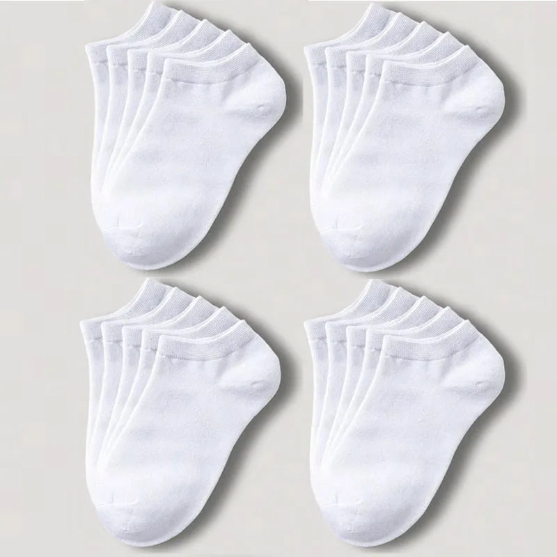 Un juego de calcetines de algodón unisex blancos y transpirables, doblados en cuatro grupos.