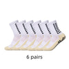 Sechs Paar weiße und beige sportliche Anti-Rutsch-Socken in einer Reihe