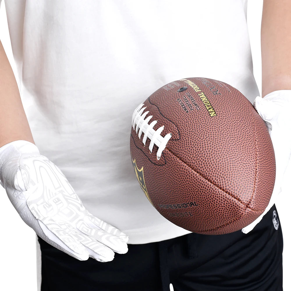 Una persona con una camisa blanca sostiene un balón de fútbol americano marrón con cordones blancos y un guante deportivo de 