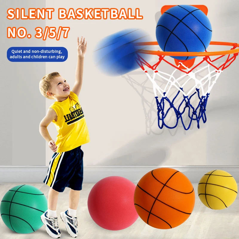 Un garçon en t-shirt jaune saute pour un ballon de basketball, avec des ballons en mousse de différentes couleurs et un panie