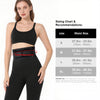 Eine Frau modelliert einen schwarzen ergonomischen Lendenstützgürtel über schwarzen Sportpants.