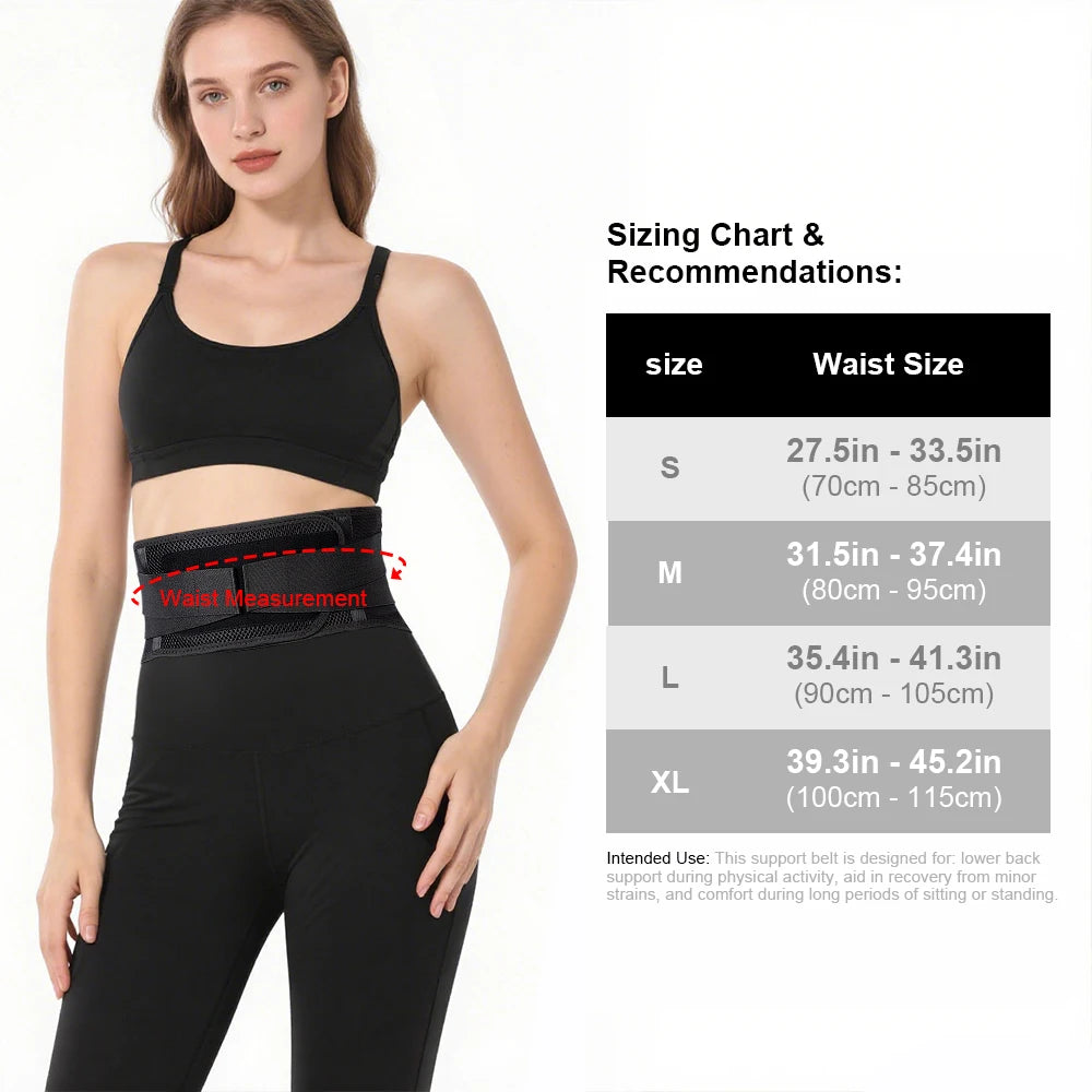 Eine Frau modelliert einen schwarzen ergonomischen Lendenstützgürtel über schwarzen Sportpants.