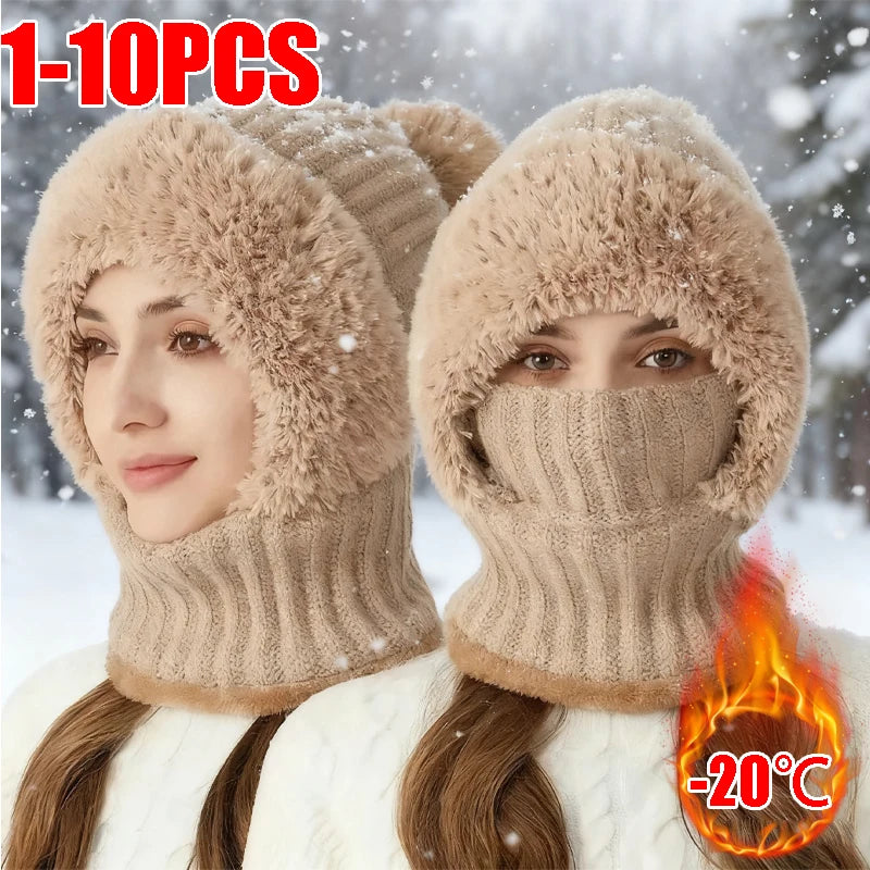 Zwei Frauen tragen beige Thermofleece-Mützen mit winddichten Ohrenschützern in einer verschneiten Außenumgebung