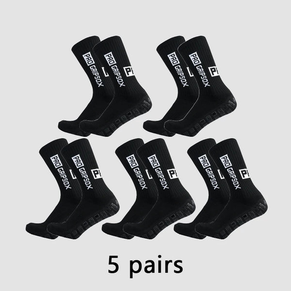 Cinco pares de calcetines deportivos negros Pro Grip anti-resbalón dispuestos sobre un fondo gris claro.