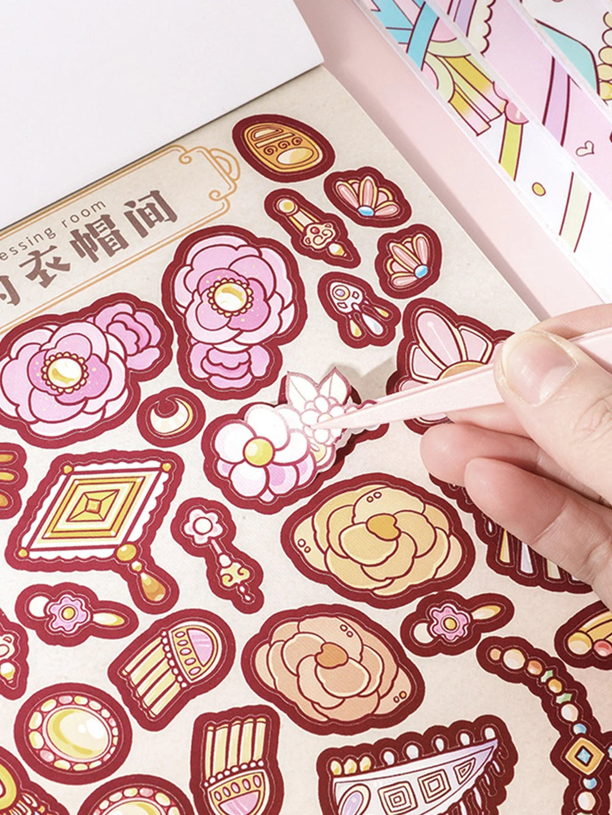 Una mano usa un pincel para aplicar pegatinas faciales rosas y amarillas sobre papel estampado.