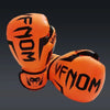 Un par de guantes de boxeo profesionales naranja brillante con letras negras y un diseño de cara estilizada.