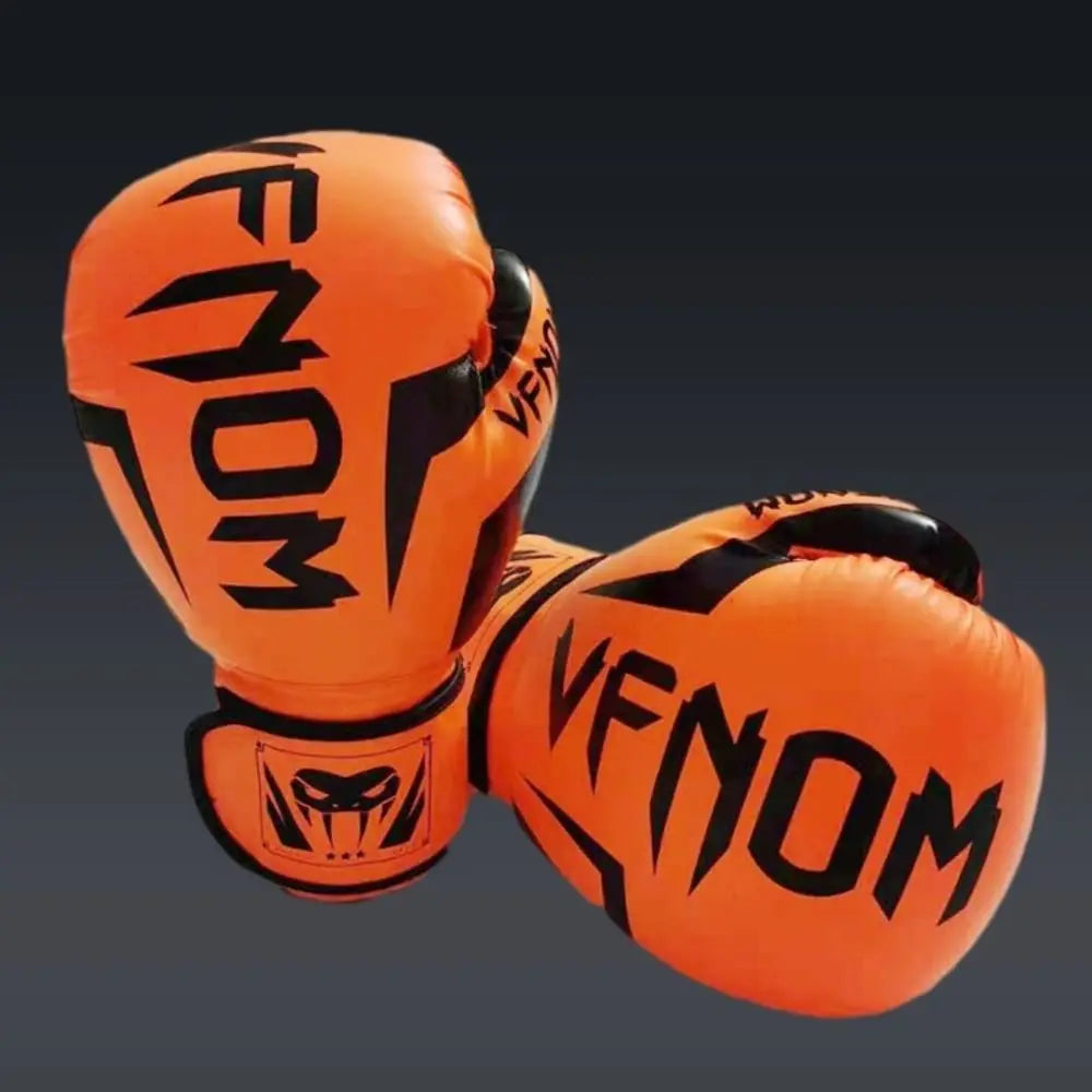 Un par de guantes de boxeo profesionales naranja brillante con letras negras y un diseño de cara estilizada.