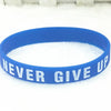 Bracelet silicone bleu avec l'inscription NEVER GIVE UP sur fond blanc et enneigé.