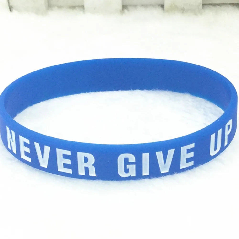 Bracelet silicone bleu avec l'inscription NEVER GIVE UP sur fond blanc et enneigé.