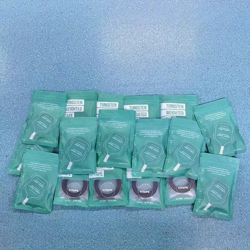 Eine Sammlung grüner wolframgewichteter Klebeband für Pickleballschläger auf einer blauen Oberfläche.