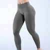 Modelo vistiendo leggings de yoga sin costuras de cintura alta en color gris oscuro.