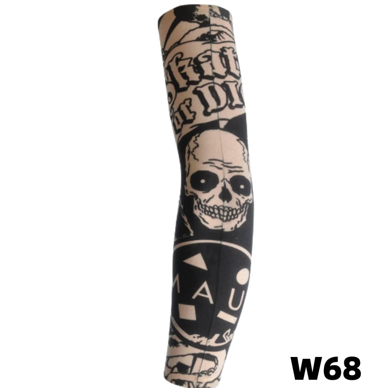 Manche de tatouage en tricot stretch noir avec motifs de crâne et de texte sur un bras.
