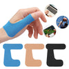 Tiras de cinta kinesiológica azul en una mano y diversas aplicaciones para soporte a pulgar y articulaciones