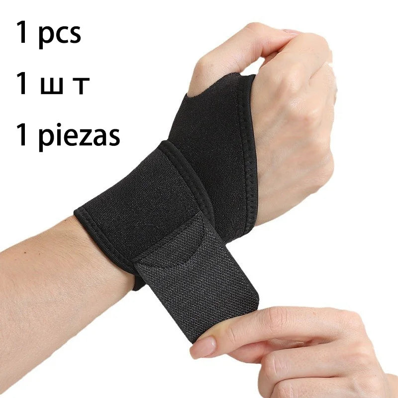 Eine Hand trägt einen schwarzen, verstellbaren Handgelenk-Stützverband zur Schmerzlinderung am Unterarm.