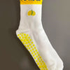 Weiße Strick-Yoga-Socken mit gelbem Zierrand und Zitronengrafikdetail