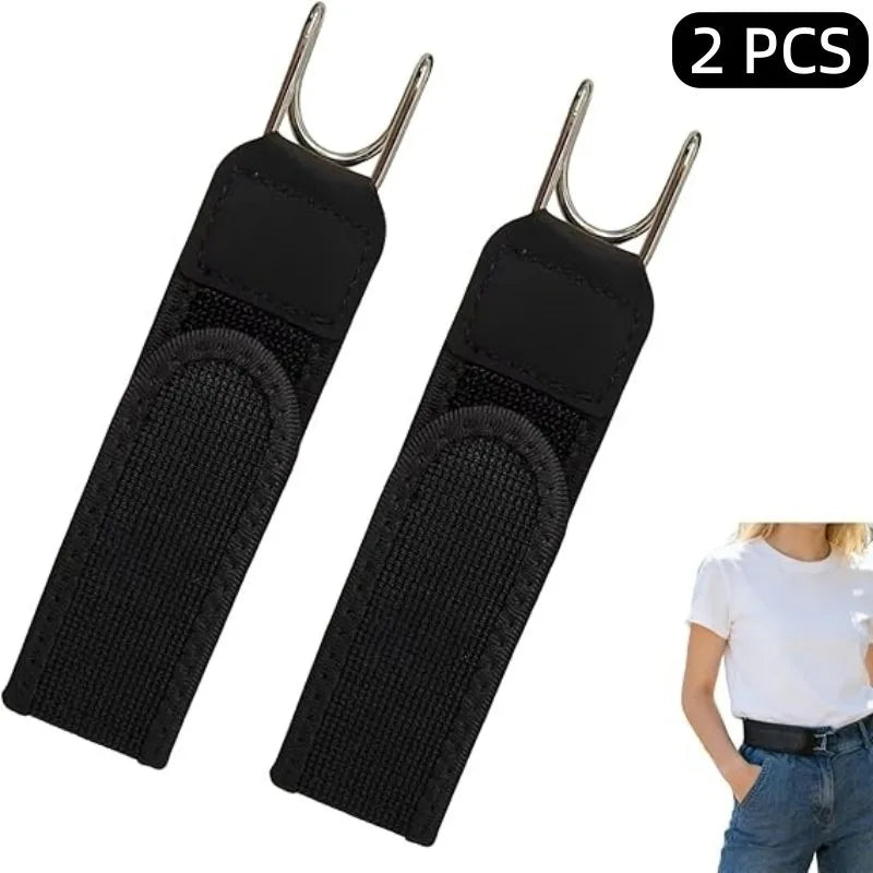 Deux ceintures élastiques noires sans boucle avec tissu en filet et fermoirs métalliques, à côté d'une chemise blanche.
