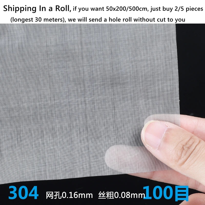 Une main tient un matériau de grille de fil gris, montrant la texture et l'épaisseur.