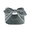 Un bandeau élastique gris noué en nœud, adapté à l'extérieur.