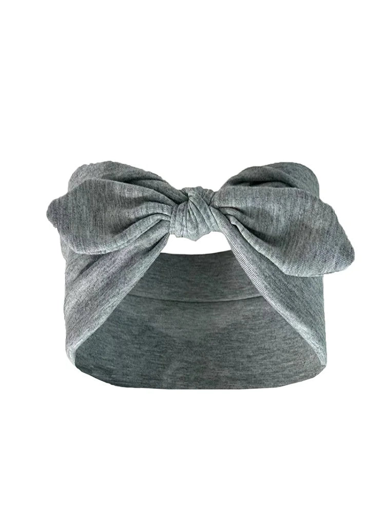 Un bandeau élastique gris noué en nœud, adapté à l'extérieur.