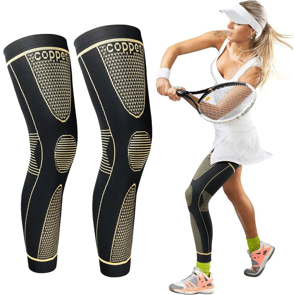 Une femme portant des manches de compression noires et or sur la jambe, en train de courir dehors.