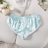 Hellblaue Satin-Jogginghosen für Damen mit elastischem Bund, auf einer weißen Oberfläche