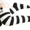 Ein Paar flauschige Über-Knöchel-Strumpfhosen mit schwarz-weißen Panda-Streifenmuster.