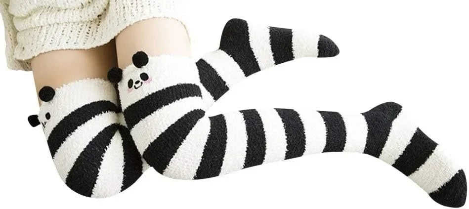 Ein Paar flauschige Über-Knöchel-Strumpfhosen mit schwarz-weißen Panda-Streifenmuster.