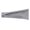 Un bandeau élastique gris plié et exposé sur un fond blanc.