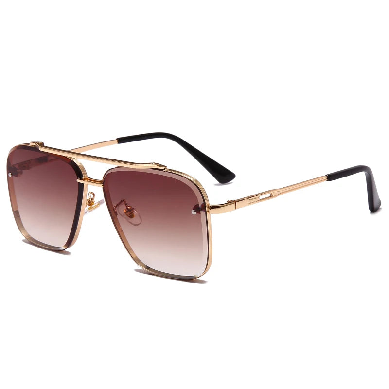 Gafas cuadradas de metal tono dorado con montura oscura y lentes tintados