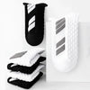 Un ensemble de chaussettes de sport noir et blanc à rayures, présentées sur fond blanc.